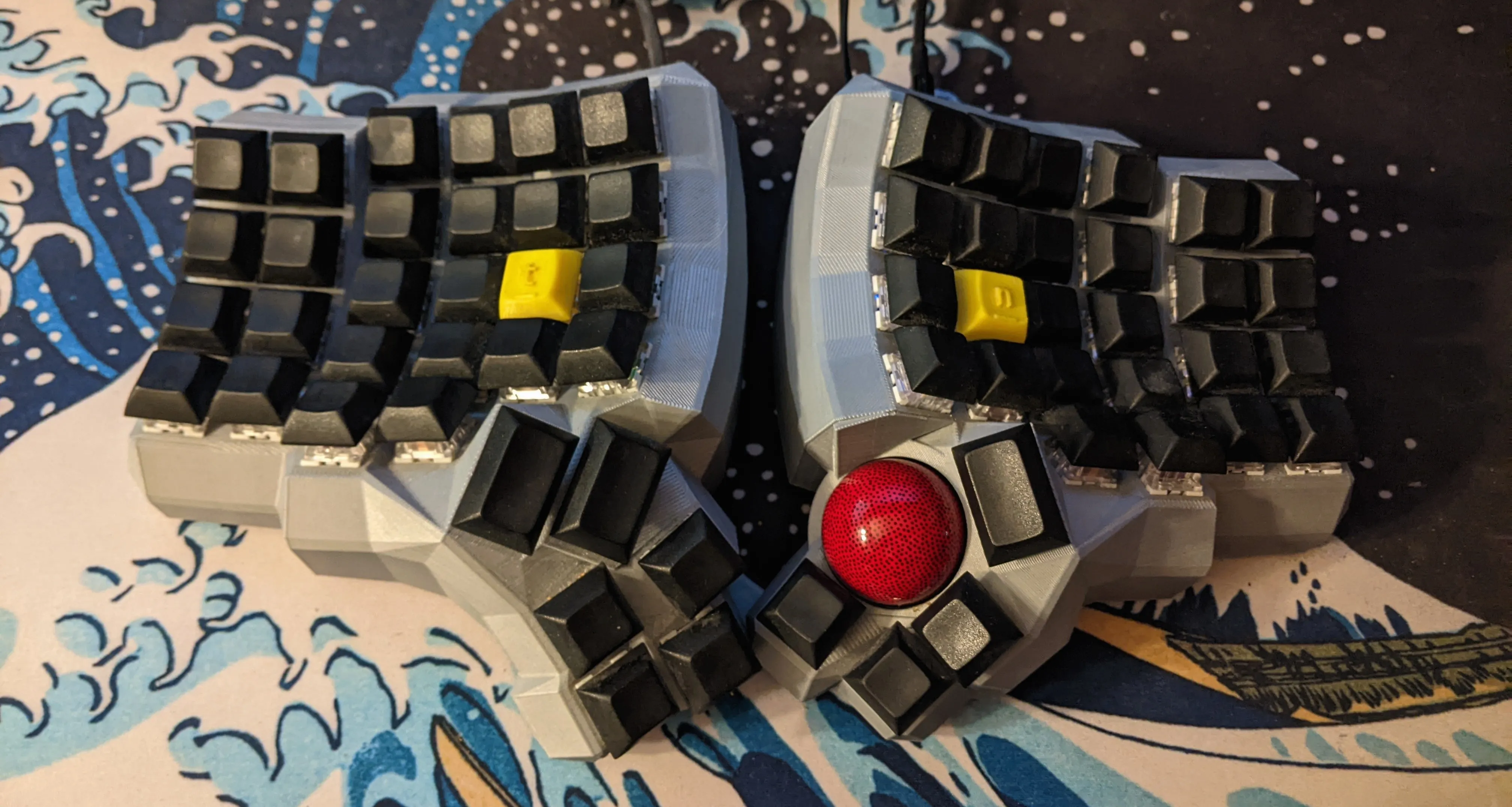 Dactyl Manuform R-Track from a top down view.